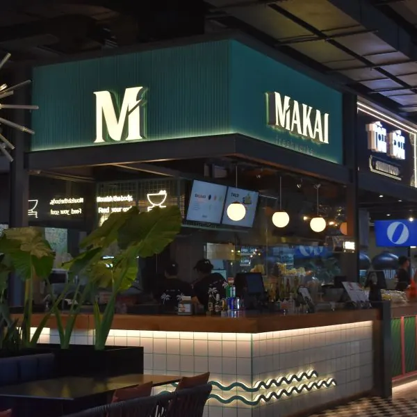 Mostrador de Makai Avia con el rótulo aqua y la barra de azulejos