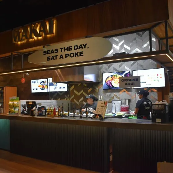 Local de Makai en Oakland Mall con el rótulo Seas the day, eat a poke