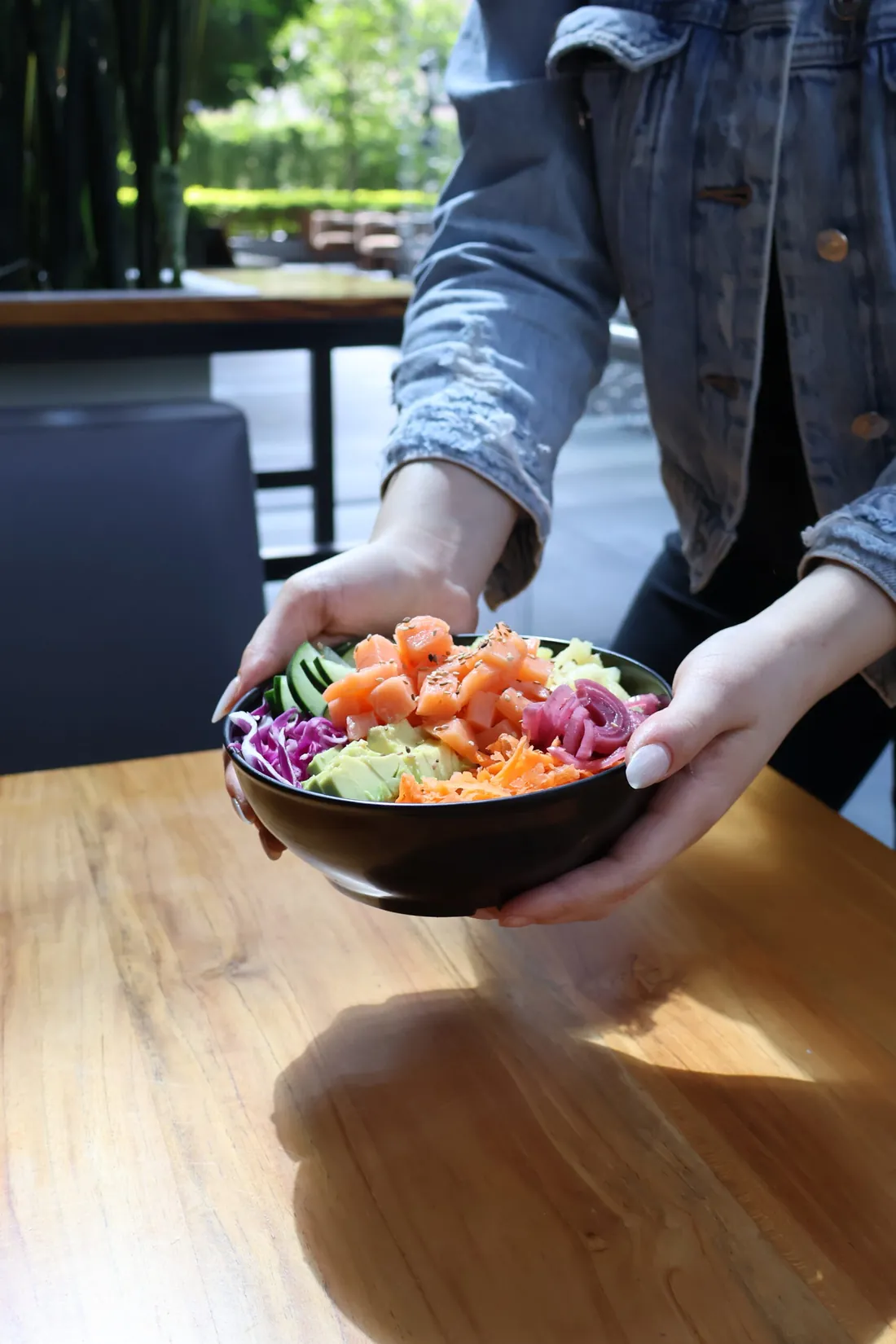 Bowl de Makai servido en la mesa
